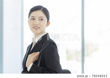 リクルートスーツの女性 フレッシャーズ 76048933