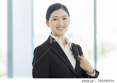リクルートスーツの女性 フレッシャーズ リクルートスーツの女性 フレッシャーズ 76048934