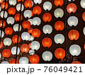 紅白の提灯 76049421
