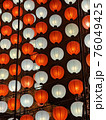 紅白の提灯 76049425