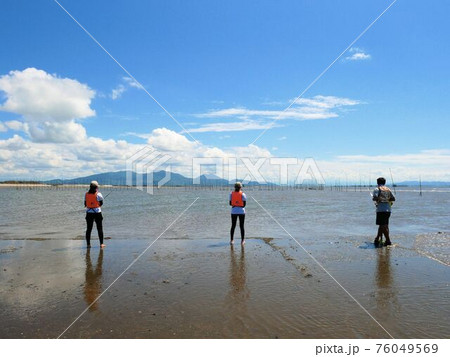 熊本県玉名市鍋松原海水浴場 有明海で釣りを楽しむ人々の写真素材