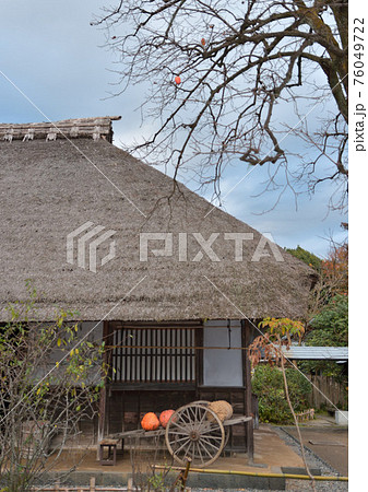 古民家と大八車 76049722