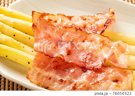 アスパラ(ホワイトアスパラ)とベーコンのソテーの、ベーコンのアップ。 アスパラ(ホワイトアスパラ)とベーコンのソテーの、ベーコンのアップ。 76050322