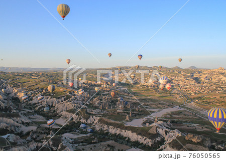 トルコ カッパドキアに飛ぶ気球 76050565