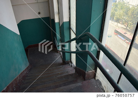 竣工時から変わらない開放感ある旧三越大連の塔屋階段 76050757