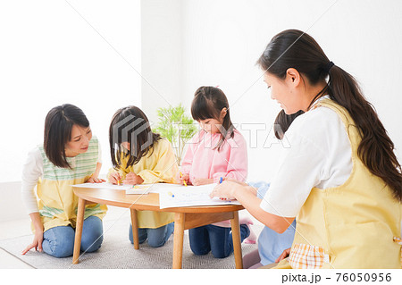 保育園でお絵かきをする子どもたち 76050956
