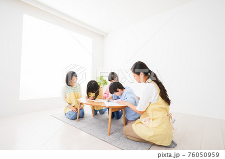 保育園でお絵かきをする子どもたち 保育園でお絵かきをする子どもたち 76050959