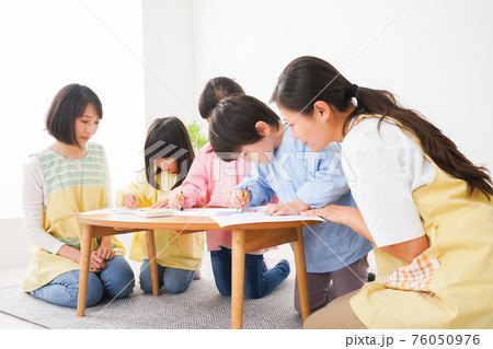 保育園でお絵かきをする子どもたち 保育園でお絵かきをする子どもたち 76050976