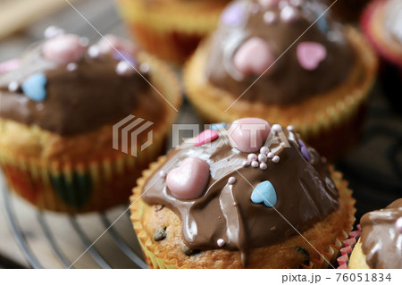 手作りのチョコレートをかけたデコマフィン 76051834