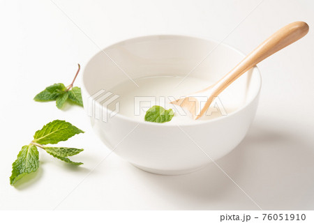 朝食のヨーグルト 76051910