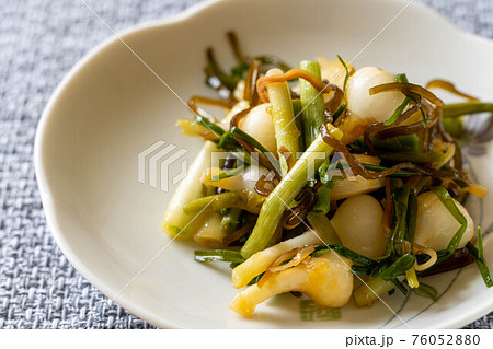野草のノビル和え物 野草のノビル和え物 76052880