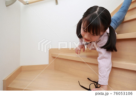 自宅の階段から落ちる幼児の女の子 76053106