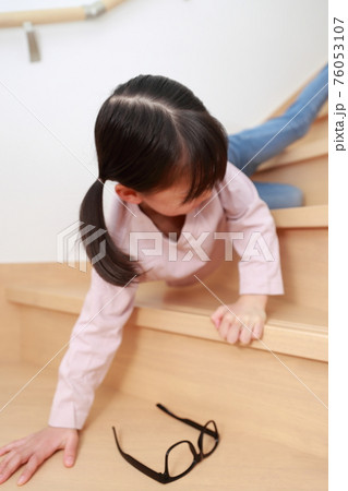 自宅の階段から落ちる幼児の女の子 76053107