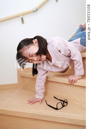 自宅の階段から落ちる幼児の女の子 76053108