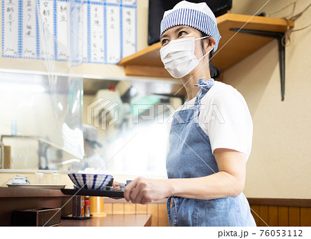 定食屋で働くパートスタッフ 76053112