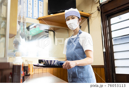 定食屋で働くパートスタッフ 76053113