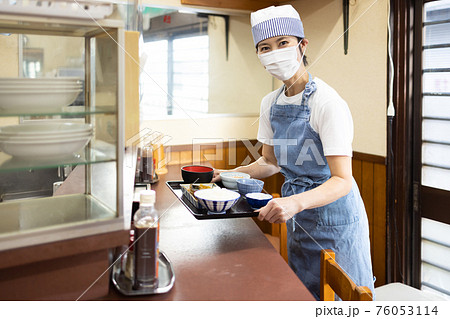 定食屋で働くパートスタッフ 76053114