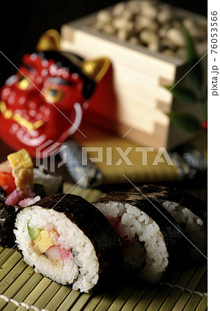 節分、鬼のお面と升の大豆と恵方巻き 76053566
