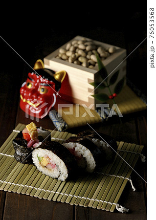 節分、鬼のお面と升の大豆と恵方巻き 節分、鬼のお面と升の大豆と恵方巻き 76053568