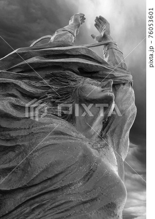 Statue with outstretched arms 76053601