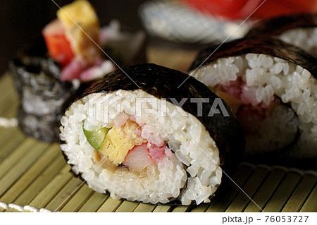 節分 鬼のお面と升の大豆と恵方巻きの写真素材