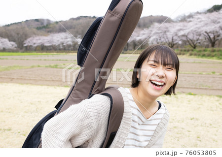 ギターを背負ったミュージシャン 76053805