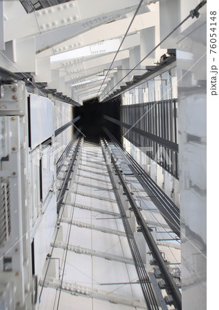 建物内を移動中のエレベーター 建物内を移動中のエレベーター 76054148