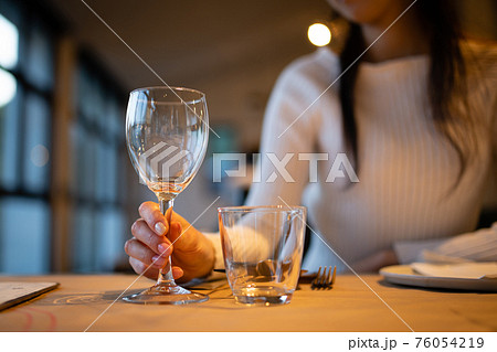 ワイングラスを持つ女性 76054219