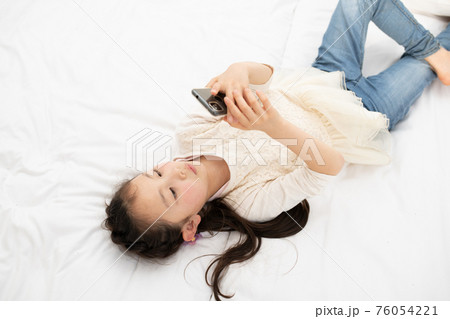スマートフォンを操作する女の子 スマートフォンを操作する女の子 76054221