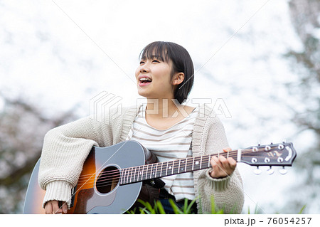 ギターを弾く若いミュージシャン 76054257
