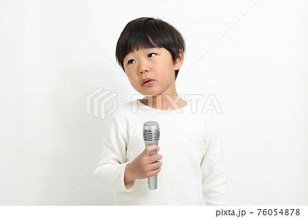 マイクを持ってお話をする子供 マイクを持ってお話をする子供 76054878