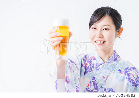 ビールで乾杯する浴衣姿の女性 ビールで乾杯する浴衣姿の女性 76054982