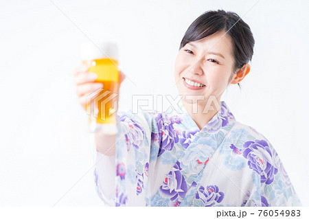 ビールで乾杯する浴衣姿の女性 76054983