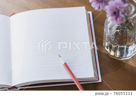 ノートの白いページと鉛筆 76055211