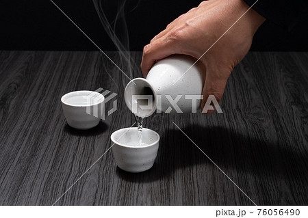 晩酌 お酒を注ぐ お酌 和風イメージ 晩酌 お酒を注ぐ お酌 和風イメージ 76056490