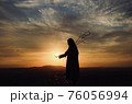 夕焼けの女性 76056994