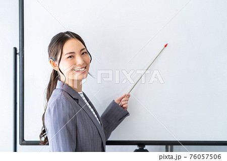 プレゼンをする若い女性 76057506
