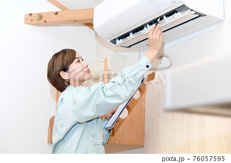 エアコン点検をする作業員 76057595