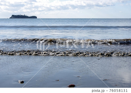 波打ち際 76058131