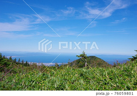 青森県 八甲田山 高山植物展望台から津軽半島・下北半島・陸奥湾方面を望む 青森県 八甲田山 高山植物展望台から津軽半島・下北半島・陸奥湾方面を望む 76059801