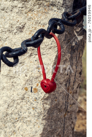 Red padlock 76059946