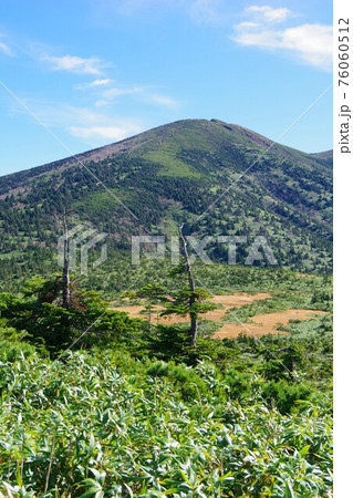 青森県　赤倉岳・田茂萢湿原を望む 76060512