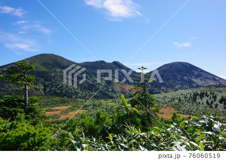 青森県　赤倉岳・井戸岳・大岳・田茂萢湿原を望む 76060519