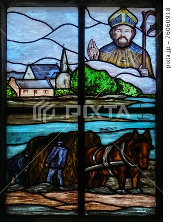 ブルターニュの海辺の小村 サン カド礼拝堂のステンドグラスの写真素材