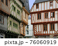 ヴァンヌの旧市街の木組の家 76060919