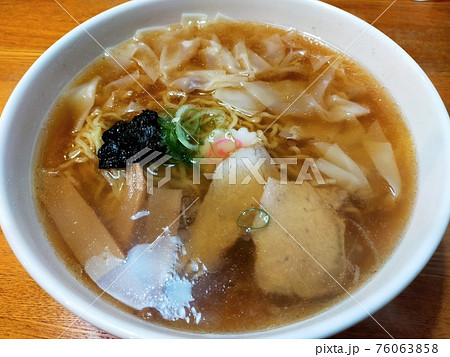 おいしそうなワンタン入り醤油ラーメン 76063858