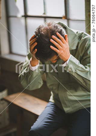 作業服にネクタイ姿の男性 76064707