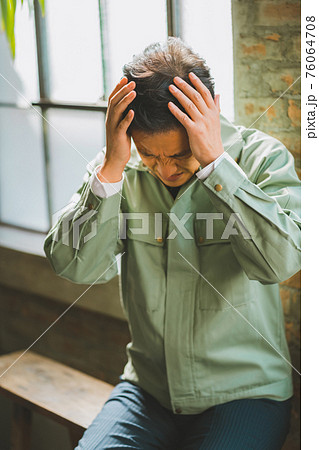 作業服にネクタイ姿の男性 76064708