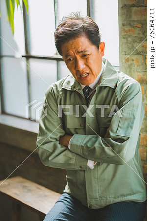 作業服にネクタイ姿の男性 作業服にネクタイ姿の男性 76064711