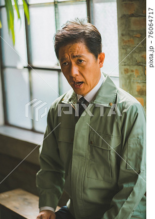作業服にネクタイ姿の男性 76064717